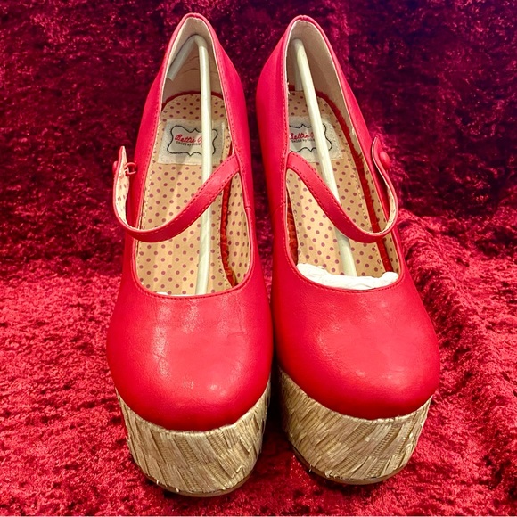 BNIB BETTIE PAGE by ELLIE Calacera FloralSkull Embroidered Platform Wedge 10 Red - Picture 2 of 7